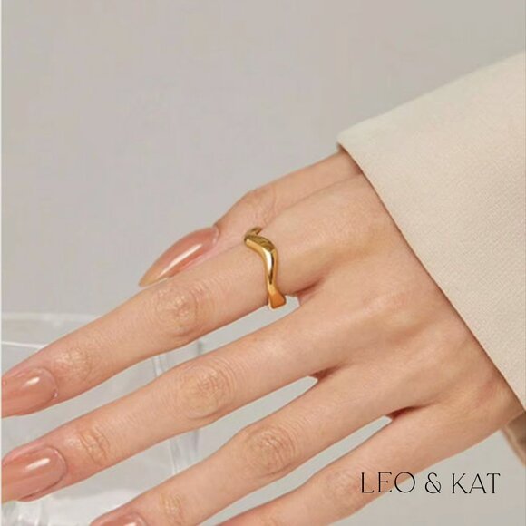 Gold Wavy Adjustable Ring. - Picture 3 of 4